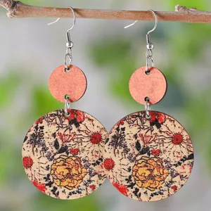 Handgefertigte böhmische Holz-Ohrhänger mit künstlerischem Blumenmuster geometrischem Kreis-Design.