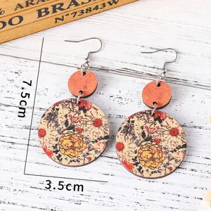 Nahaufnahme von Retro Blumen Holz Ohrringen mit doppeltem runden geometrischen Design.