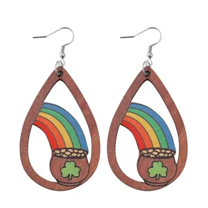 St. Patrick's Day Holztropfen Ohrringe mit Regenbogen und Glücksklee Detailansicht.