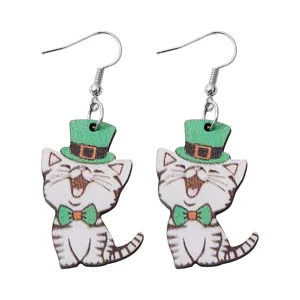 St. Patrick's Tag grüner Zylinder Katze Holz Ohrringe Detailansicht, irischer Schmuck.