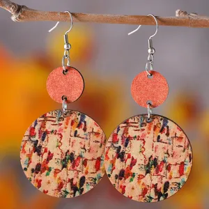 Bunte handgemachte Holzohrhänger im Boho-Stil mit geometrischen runden Mustern.