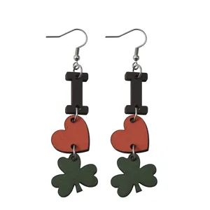 Detailansicht der grünen Kleeblatt Ohrringe aus Holz für den St. Patricks Tag mit Herz.