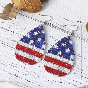 Nahaufnahme der USA Flagge Leder Tropfenohrringe mit Sternen und Streifen Design.