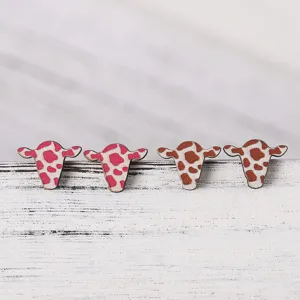 Niedliche hölzerne Kuhkopf-Ohrstecker mit rosa und braunen Tier-Druck-Designs für Damen.
