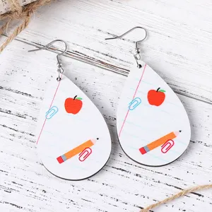 Zurück zur Schule Holz tropfen Ohrringe mit süßem Bleistift und Apfel Druck Design für den Alltag.