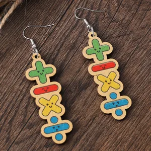 Boucles d'oreilles en bois colorées avec symboles mathématiques et visages amusants.