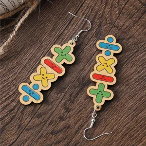 Gros plan de boucles d'oreilles longues en bois avec symboles mathématiques et visage.