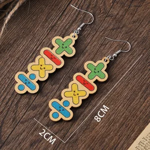 Boucles d'oreilles en bois symbole mathématique visage souriant avec détails uniques.