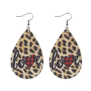 Pendientes colgantes de cuero PU con estampado de leopardo y corazon de amor para mujeres.