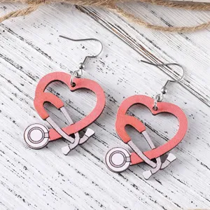 Détail des boucles d'oreilles stéthoscope cœur en bois, superbes bijoux d'infirmière.