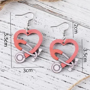 Vue rapprochee de boucles d'oreilles stethoscope coeur en bois, design bijou de mode.
