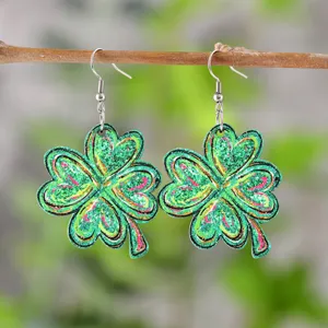 Detalle pendientes trébol de cuatro hojas de madera, colgante verde pintado bonito.