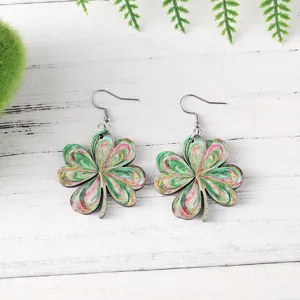 Pendientes de madera de trébol de cuatro hojas con diseño colorido de remolino detalle.