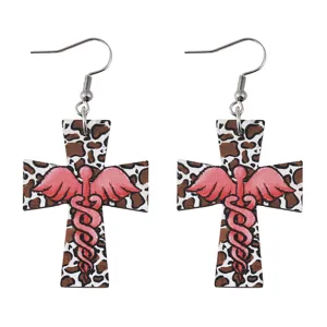Nahaufnahme von Holz-Ohrringen mit Kreuz, Leopardenmuster und rosa medizinischem Detail.