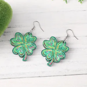 Pendientes colgantes de trébol de madera para San Patricio con purpurina verde brillante.