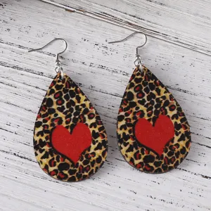 Pendientes colgantes de madera con estampado de leopardo chic y corazón rojo, estilo western.