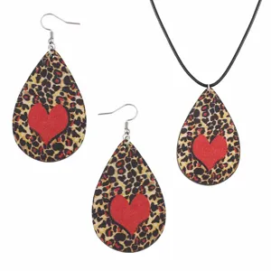 Conjunto de joyas de collar con colgante de corazón de leopardo de madera y pendientes detalle.