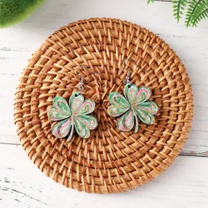 Pendientes de madera con trébol de cuatro hojas San Patricio pintados vista principal