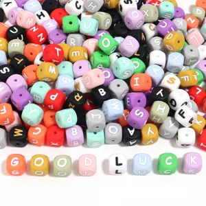 Perles d'Alphabet en Silicone Carrées Perles de Lettres Colorées en Vrac pour la Fabrication de Bracelets Colliers Accessoires de Bijoux