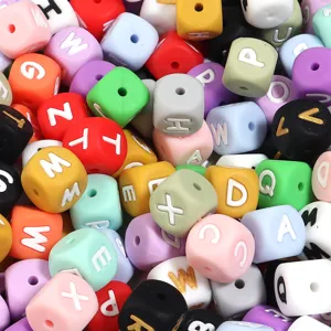 Perles de lettres carrees en silicone colore detail pour fabrication de bijoux de bracelet.
