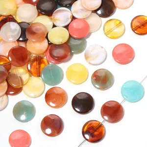 Vista detallada de cuentas sueltas redondas planas de acrílico colorido para hacer joyería DIY.