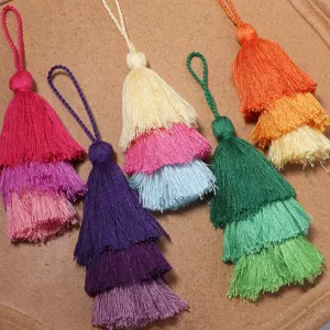 Nahaufnahme mehrfarbiger geschichteter Quasten im chinesischen Stil für Hanfu und Accessoires.