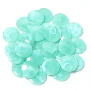 Cuentas sueltas redondas planas de acrílico verde claro para joyería y pulseras de bricolaje.