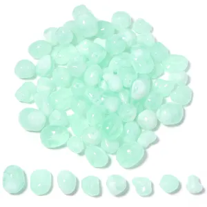Cuentas sueltas de acrílico verde claro irregulares imitación jade para joyería de bricolaje.