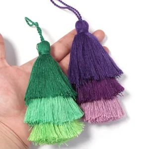 Handgefertigte mehrschichtige Seidenquasten-Anhänger für Hanfu-Kostüme und traditionelle Deko.