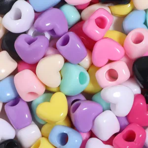 Perline a cuore in acrilico colorato per la creazione di gioielli fai da te e cinturini.