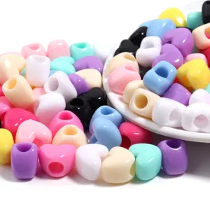 Perline a cuore in acrilico colorato con grandi fori per gioielli artigianali fai da te.