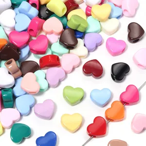 Dettaglio di perline a cuore in acrilico colorato, perfette per gioielli fai da te e ciondoli.