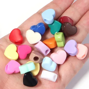 Perline sfuse a cuore in acrilico colorato con grandi fori per bracciali e catene per cellulari.