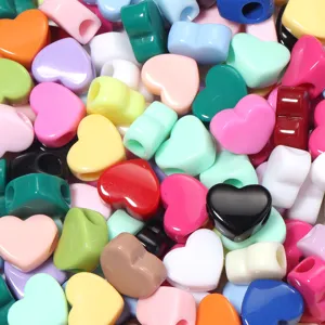Dettaglio perline acriliche a cuore colorate, ideali per bracciali fai da te e catene per cellulari.