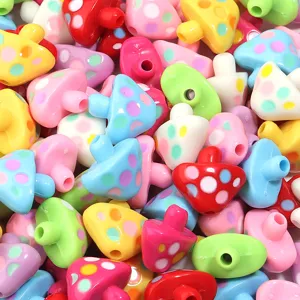 Primo piano di perline di funghi in acrilico colorato, pois per portachiavi fai da te e artigianato.