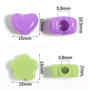 Perline sfuse in acrilico a forma di cuore e fiore con grandi fori per braccialetti fai da te.