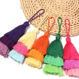 Detailaufnahme mehrfarbiger mehrschichtiger Quasten zum aufhaengen als Hanfu-Accessoires.