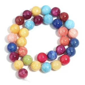 Vue détaillée de perles rondes craquelées multicolores pour la création de bijoux DIY.