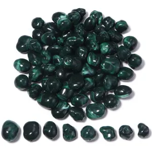 Detalle de cuentas de acrílico irregulares verde oscuro, ideal para la creación de joyas DIY.
