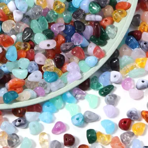 Détails de perles de pierre concassée acrylique irrégulières colorées pour bracelets DIY.