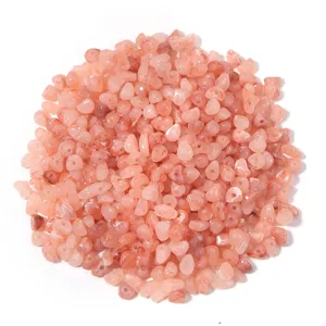 Vue detaillee de perles de pierre pilee en acrylique rose, 5-8mm pieces de bijouterie.