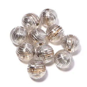 Primo piano di perline in acrilico argentato da 16mm con design a gomitolo, perle sfuse trasparenti.