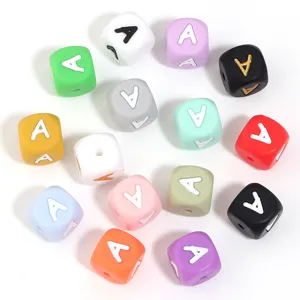 Perles carrées colorées en silicone avec trou pour fabrication de bijoux de bracelet DIY.