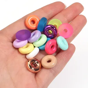 Primer plano de cuentas espaciadoras de acrílico de colores en forma de rosca, 14mm para joyas DIY.