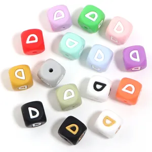 Perles en silicone carrees colorees lettre D pour fabrication de bijoux bracelets DIY