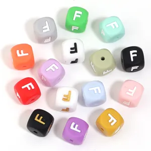 Détail de perle alphabet carrée en silicone coloré cube accessoires de bijoux de bracelet DIY.