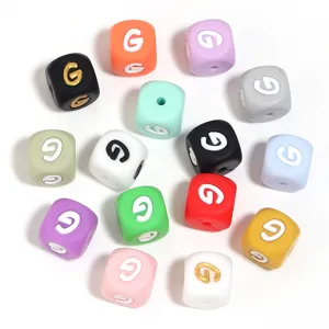 Perles carrées en silicone colorées avec lettres pour bracelets DIY et accessoires.