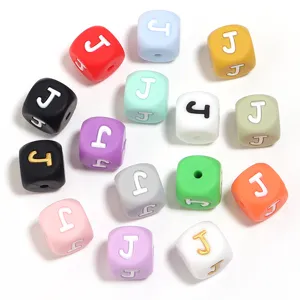 Perles carrées en silicone colorées pour bracelets DIY et accessoires de bijoux.