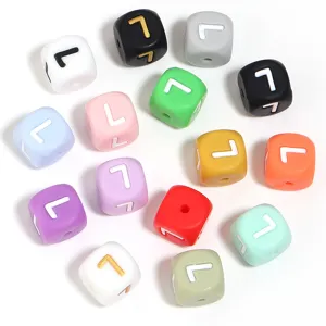 Perles de lettres carrees en silicone colorees avec trou droit pour bracelet DIY fabrication