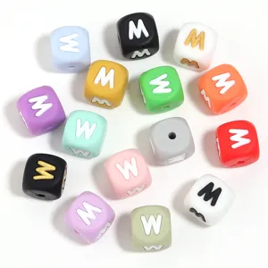 Perles de lettres carrées en silicone coloré pour accessoires de bijoux DIY, trou droit.